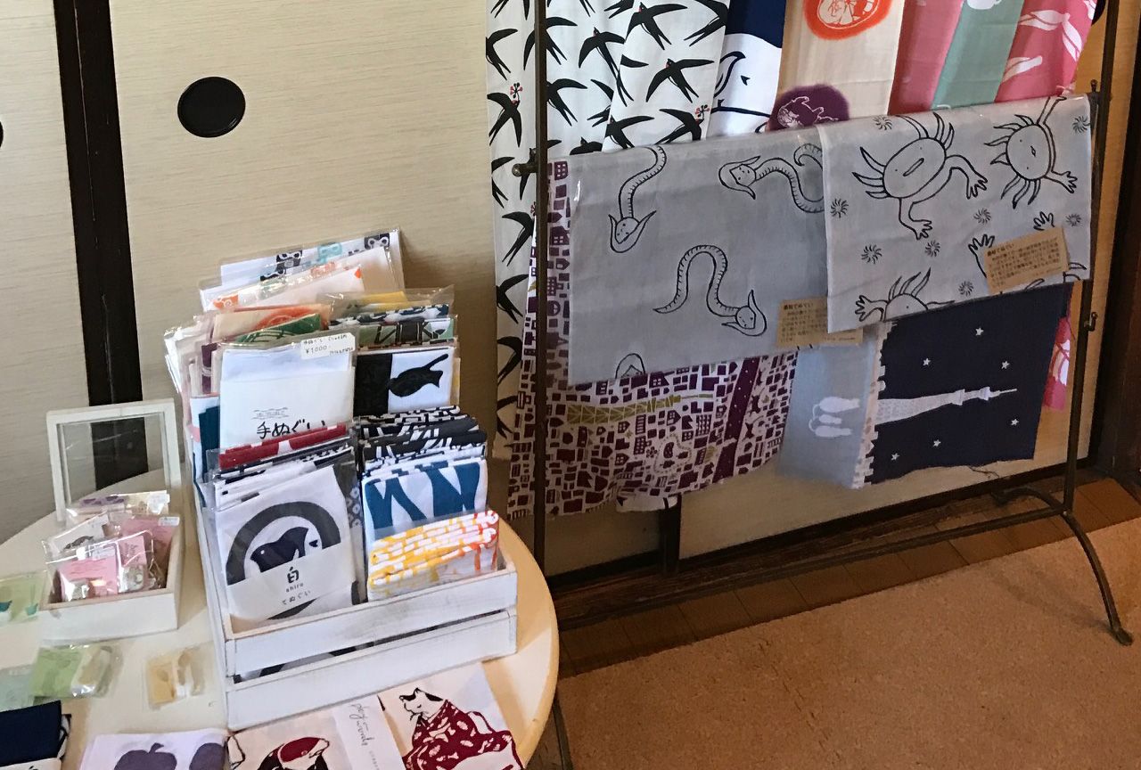 『甘夏書店』では手ぬぐい、ブックカバーなどの雑貨も