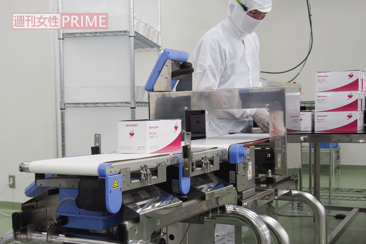 【7数量検査&遺物検査】手作業によってマスクが箱詰めされる。その後、金属異物の混入がないか、枚数に間違いがないかをセンサーに通して最終チェック