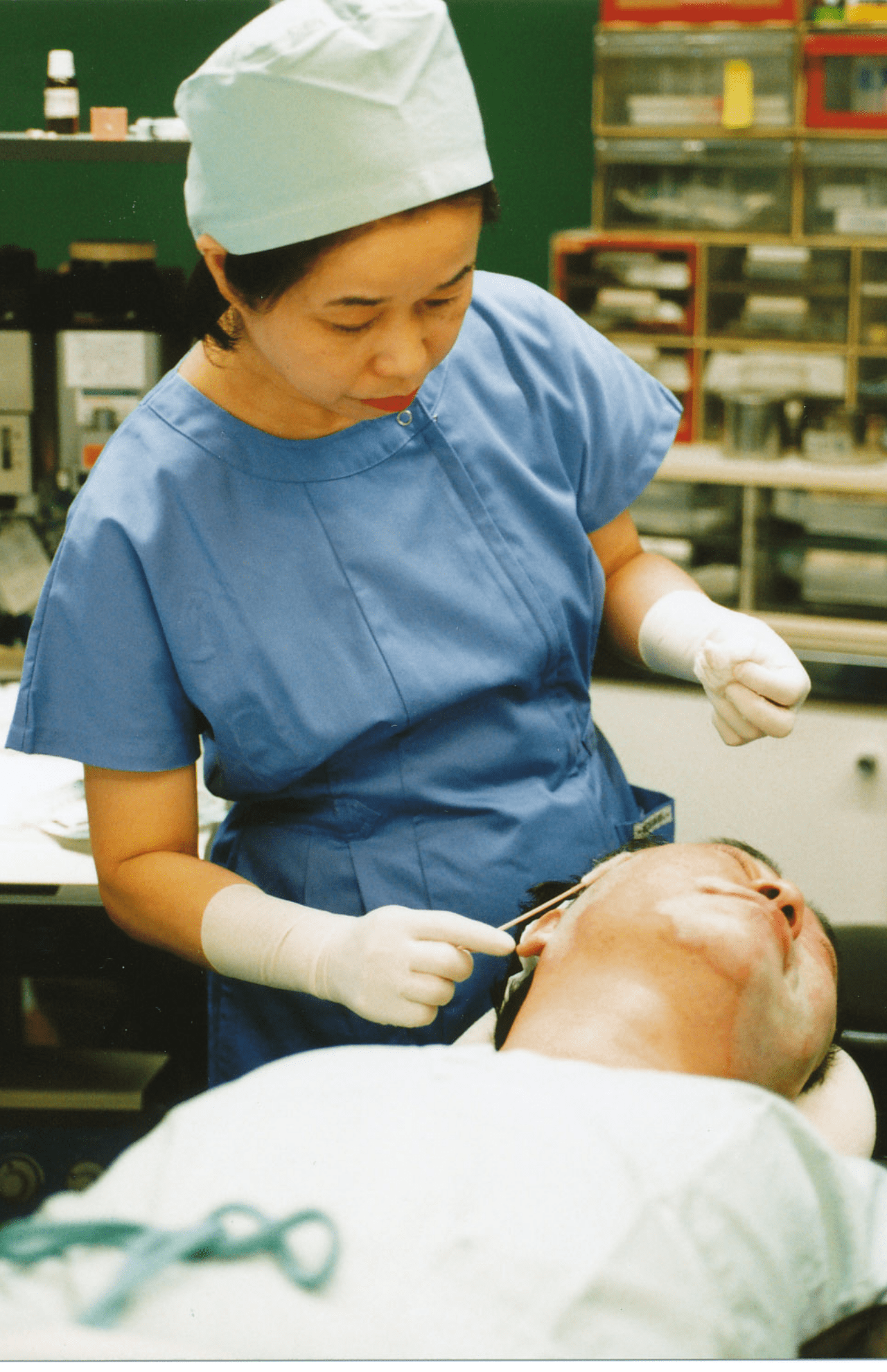 「戦友」でもあった妻・シヅさんが、高須院長にケミカルピーリングを施しているところ