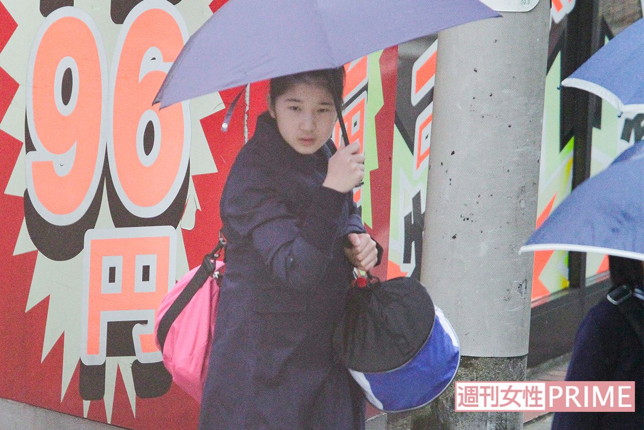 都内の小学校でバスケ部の試合に臨まれた愛子さまはボールケースをお持ちに（'12年11月）