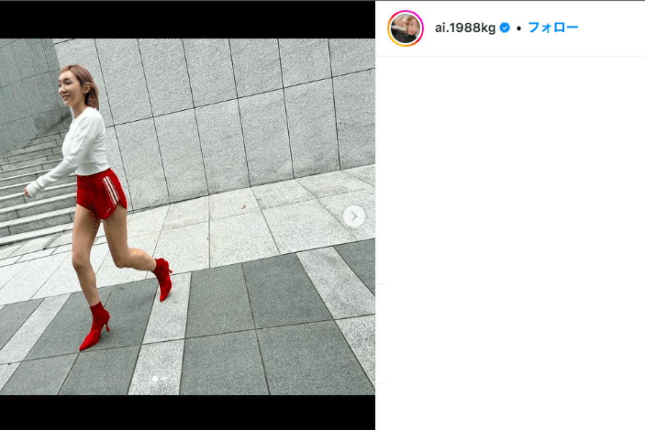 ショートパンツコーデの加護亜依（公式インスタグラムより）