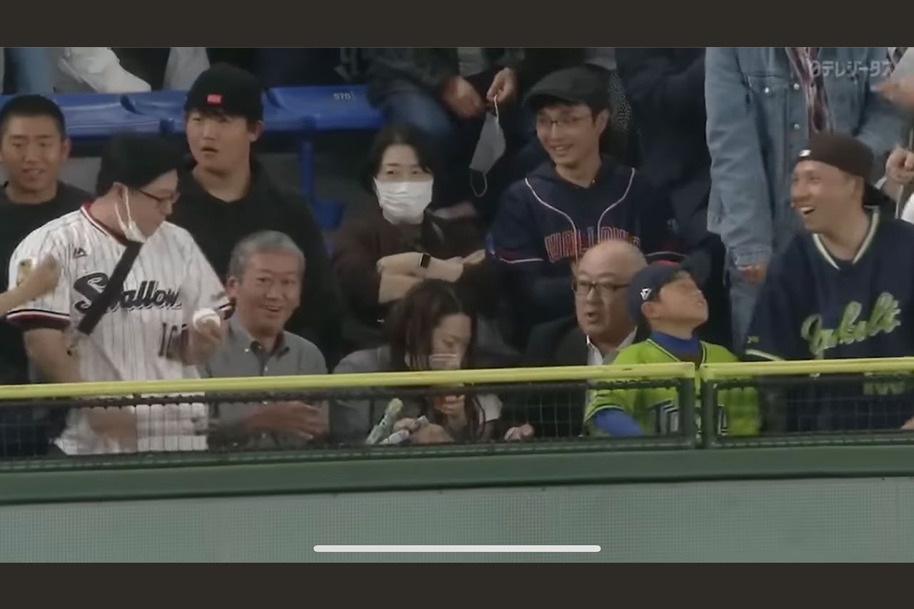 5月2日の「巨人VSヤクルト戦」での騒動の原因となったシーン(『DRAMATIC BASEBALL』チャンネルより)