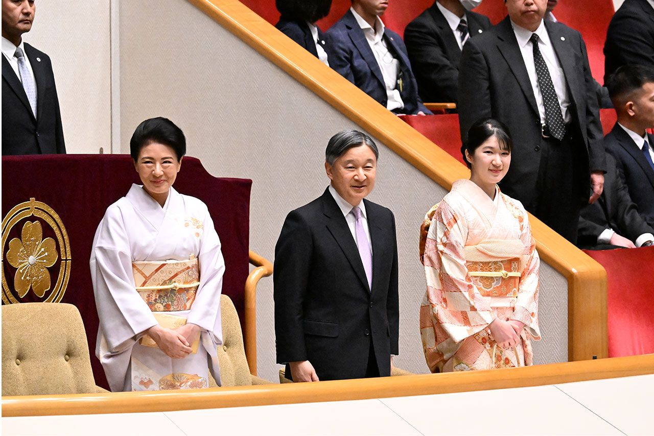 1月18日、天覧相撲に来られた天皇ご一家（撮影／JMPA）