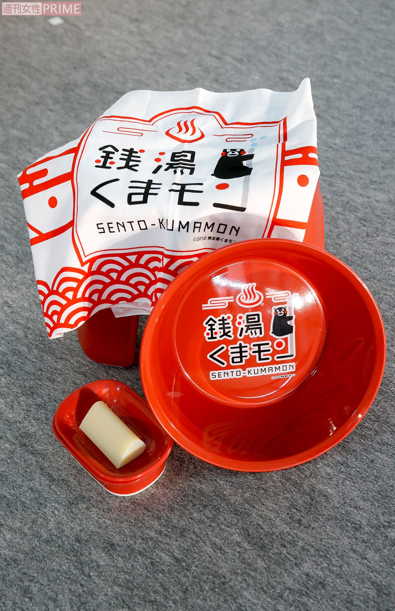 桶にもくまモン。プレミアム入浴券についている手ぬぐいなど、ここでしか手に入れることのできない限定グッズも。晩白柚の石けんは、いい香り♪　撮影／伊藤和幸