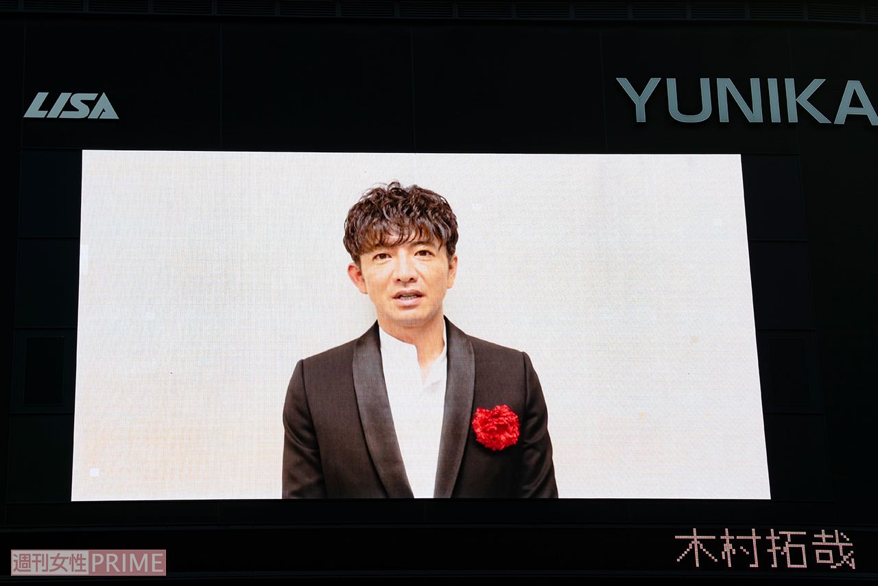 発売日の午後3時半ピッタリに流れた木村拓哉の映像では、作詞作曲を提供したアーティストへのお礼も