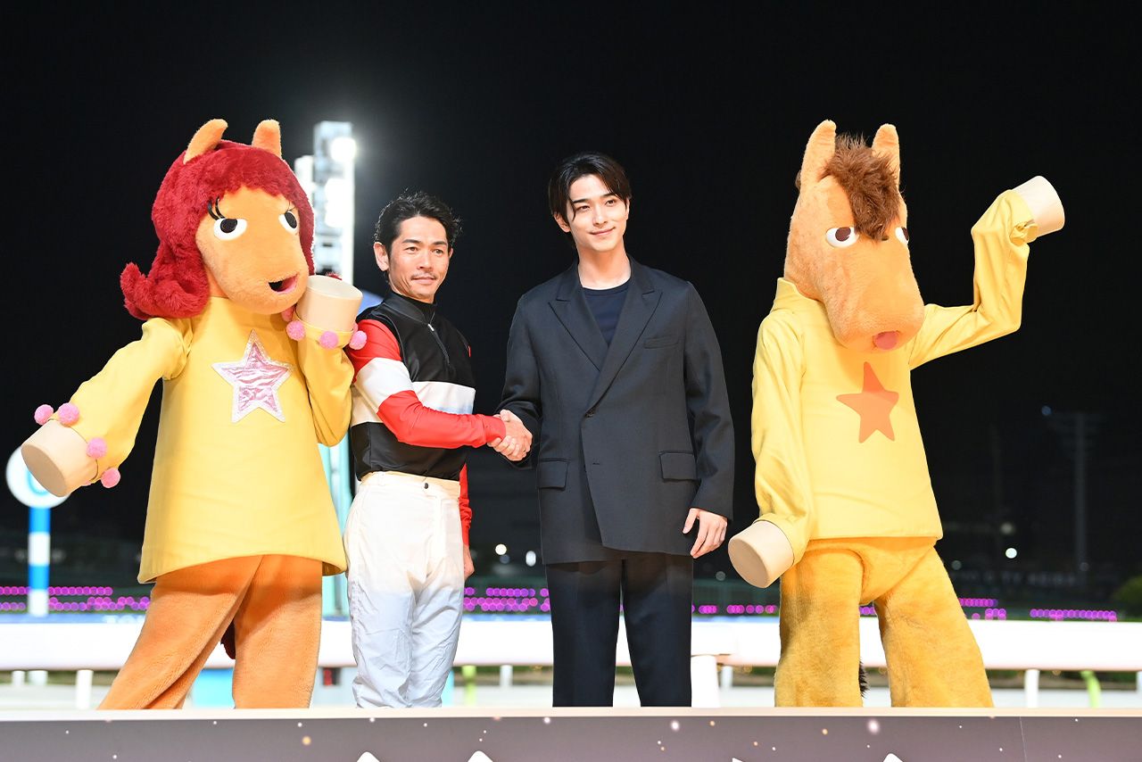 プレゼンターとして「うまたせ！」と記念撮影する横浜流星。グッズは爆売れ中　写真／産経ビジュアル