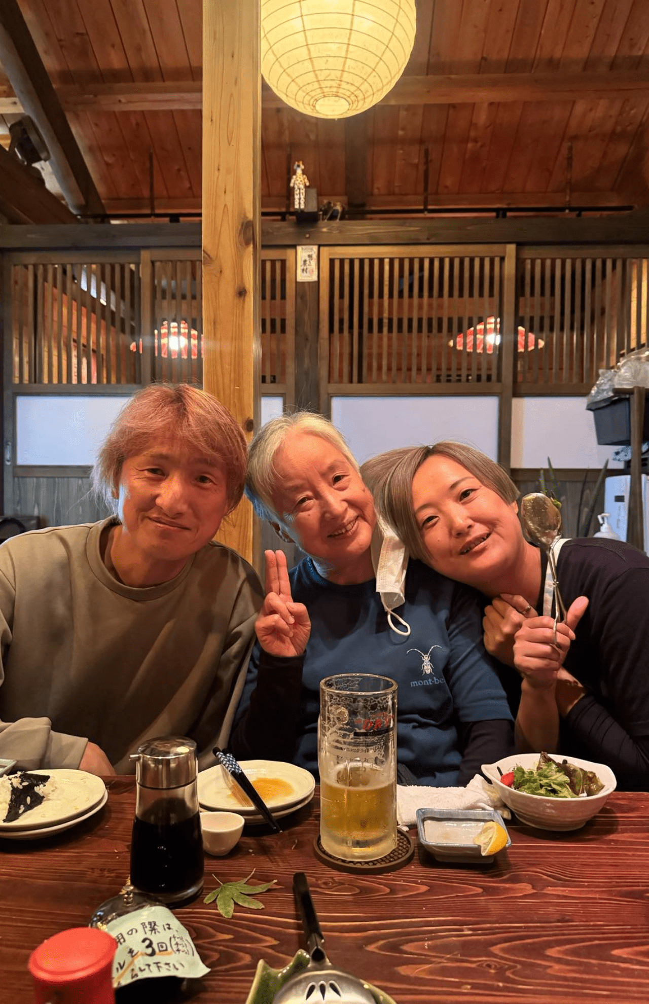 家族の誕生日会で母、兄と