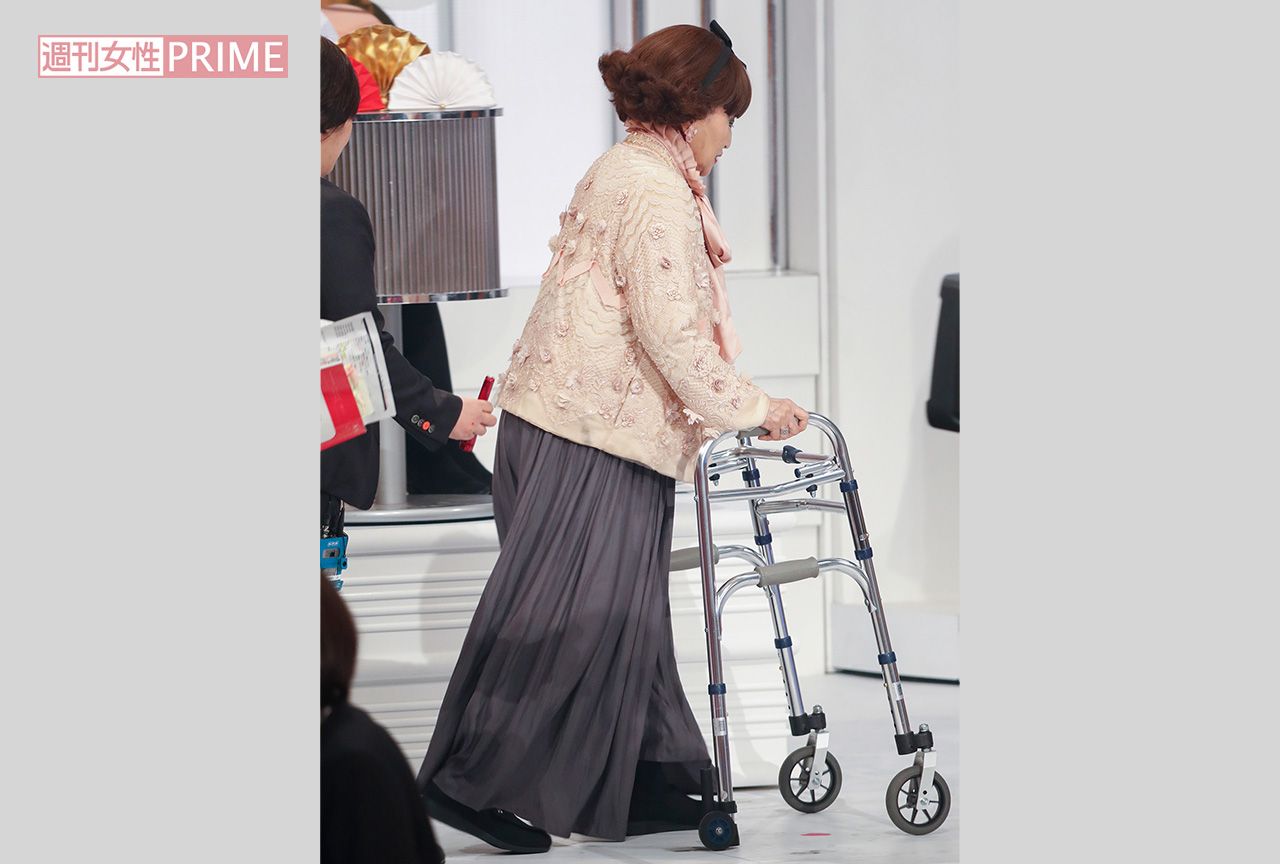 歩行補助具を使って歩く黒柳徹子