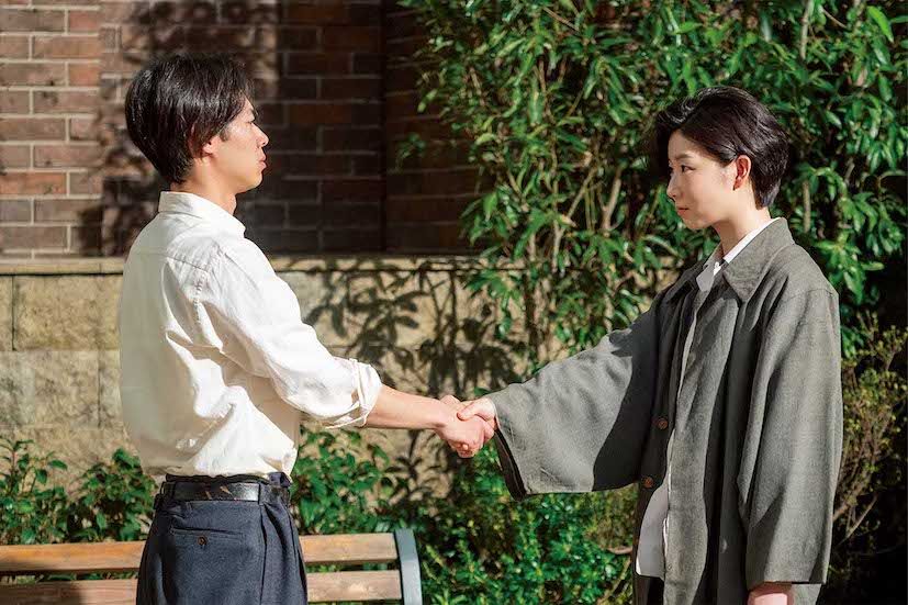 「一緒にやらないか。弁護士事務所」と、よね。轟と固い握手を交わす名場面（『虎に翼』51話）