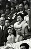 国立競技場で、両陛下とアベベの快走をご覧になる幼き日の皇太子さま('64年10月)