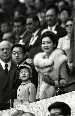 国立競技場で、両陛下とアベベの快走をご覧になる幼き日の皇太子さま('64年10月)