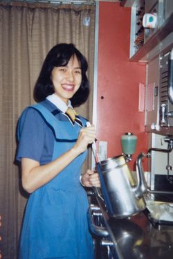 「家を出たい」不純？な動機でなったCAだったが……。入社2～3年目の23歳ごろギャレーにて