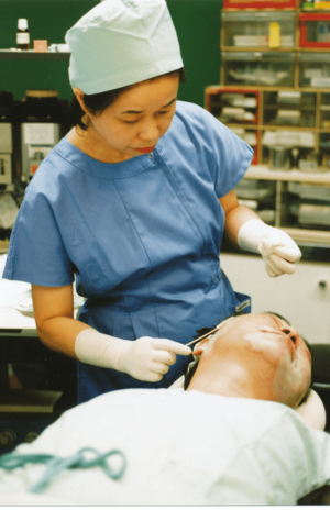 「戦友」でもあった妻・シヅさんが、高須院長にケミカルピーリングを施しているところ