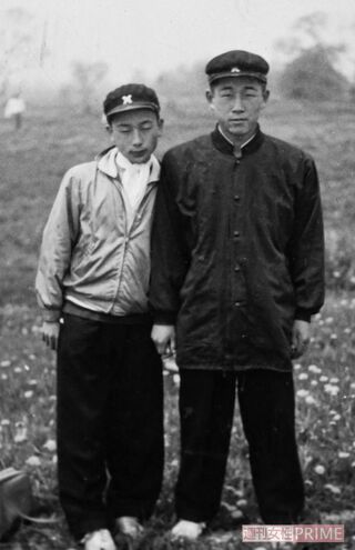 中学生時代、しなをつくるカルーセル麻紀さん。友人と