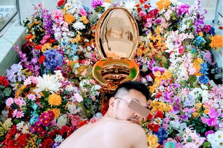 東京藝術大学との契約が解除されたAさんのHPには、便器の前で裸になった写真が