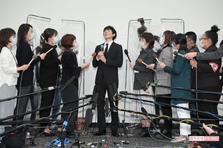 リポーターに囲まれる渡部建