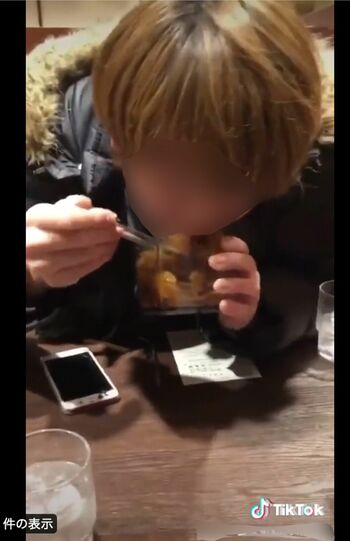 カレー店で備え付けの福神漬けを、共用トングを使って一心不乱に頬張る男性（インターネットより、一部編集部加工）