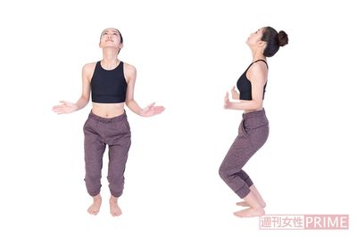 【4】神経をずらす　上を向いたまま、軽くひざを曲げながら5秒かけて鼻からゆっくりと息を吸い、神経を正しい位置に戻す。　撮影／森モーリー鷹博　モデル／辛島菜摘