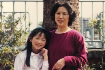 母が徐々に変わっていく中、自分が絶対に母を支えると決意した（写真は岩佐まりさん提供）