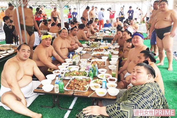 お台場巡業で復活したちゃんこ。横綱や大関をはじめ、にこやかな関取たちの食事風景（撮影／横野レイコ）