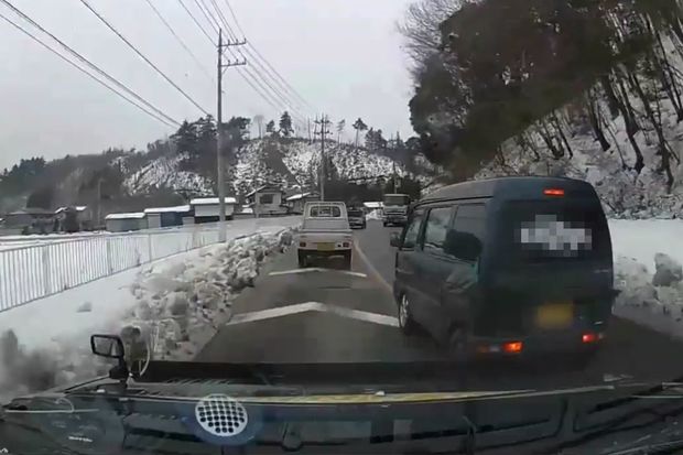 写真右の黒い車は無理やり割り込み、前の軽トラックには何度もクラクションを鳴らした（写真提供／JAFメディアワークス）