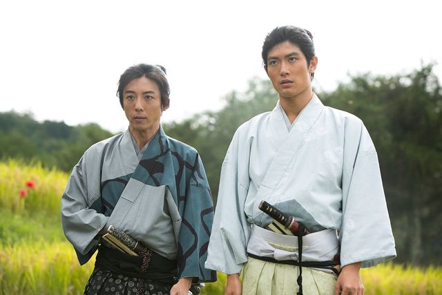 小野政次（高橋一生）と井伊直親（三浦春馬）　(c)NHK
