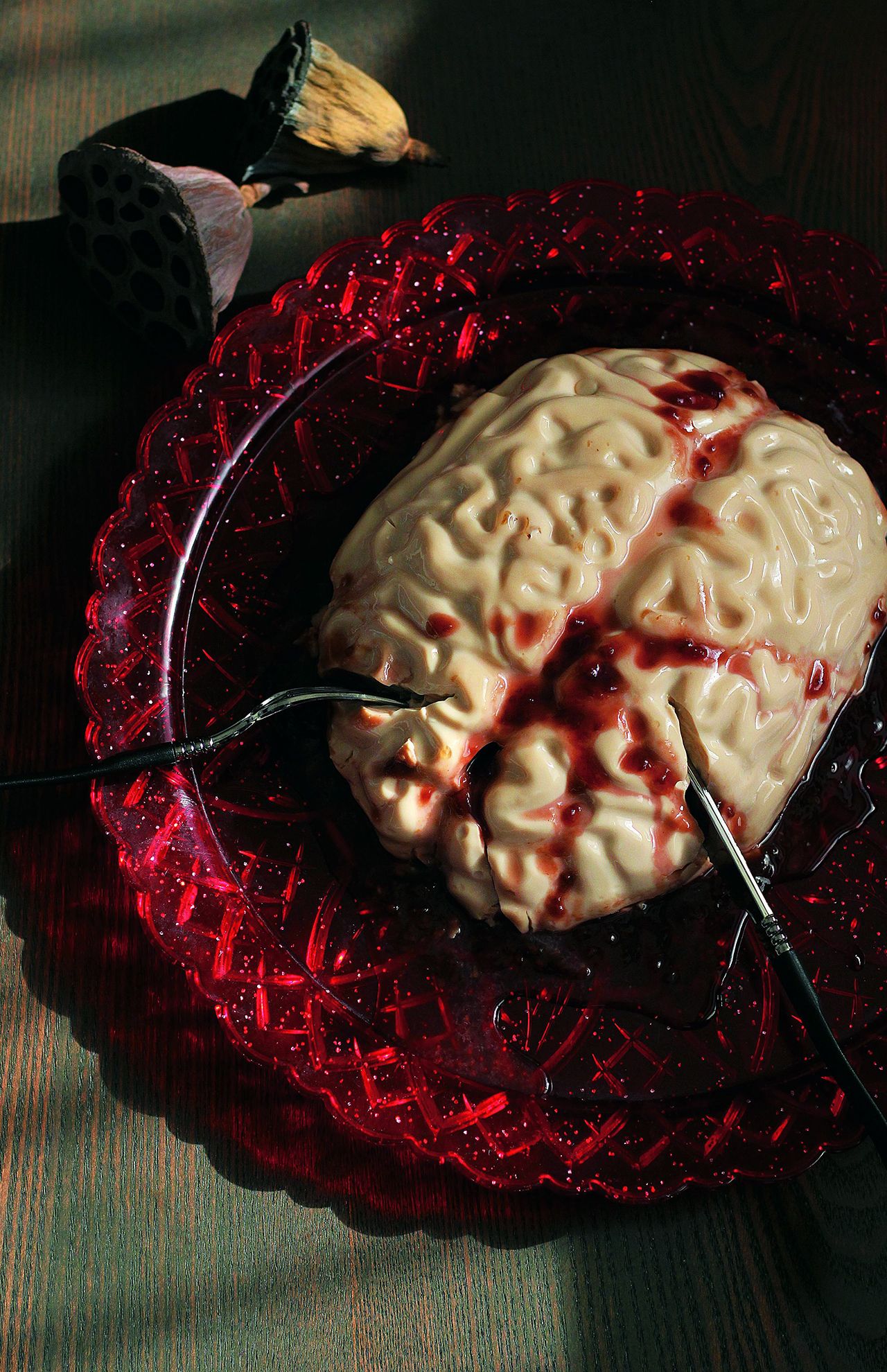 脳みそパンナコッタ  あまりのリアルさに、切り分けながらつい身震いしてしまうかも!?　作るのも難易度高めかと思いきや、材料を混ぜて冷やすだけと、初心者でも簡単に作れちゃうインパクト大なスイーツです　『可愛くって ホラーで  美味しい！　キモめし』より