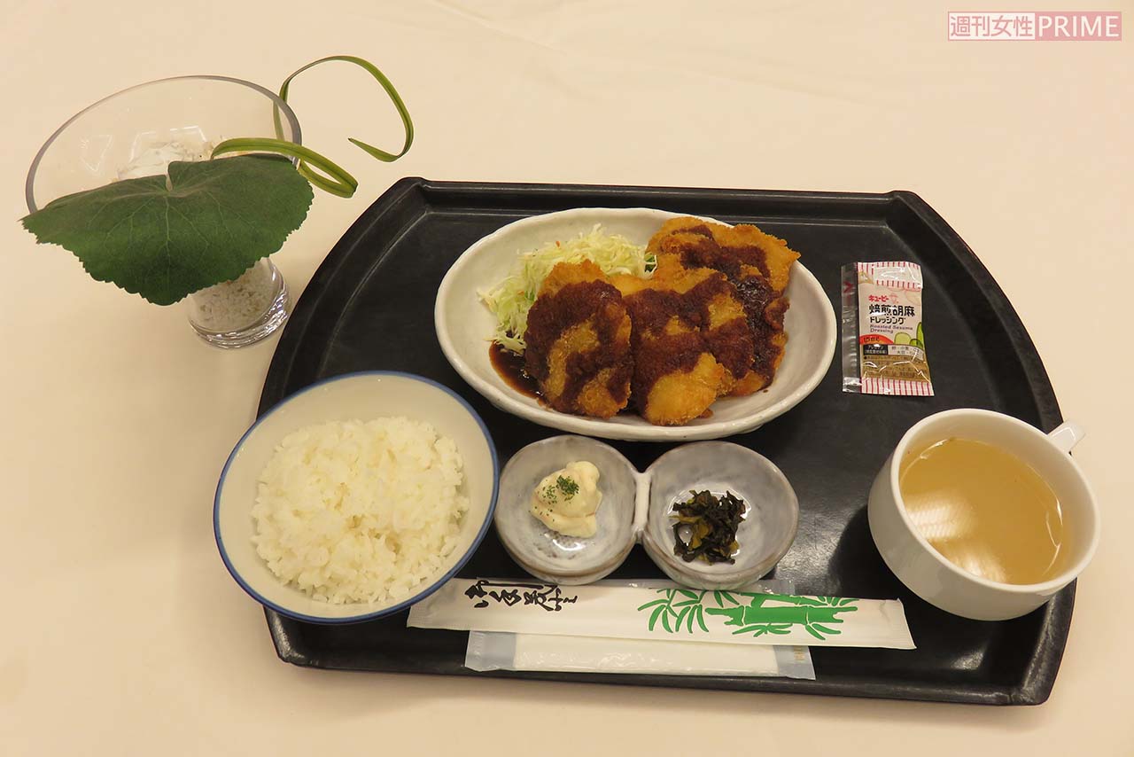 国会中央食堂のBEST3メニューの一つ『チキンカツ定食』