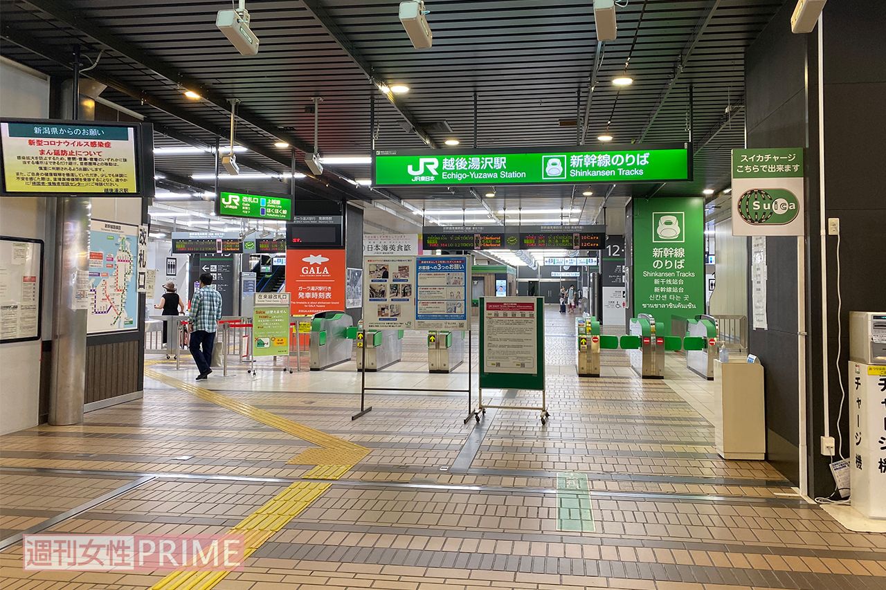 閑散とした越後湯沢駅の構内（'20年8月）