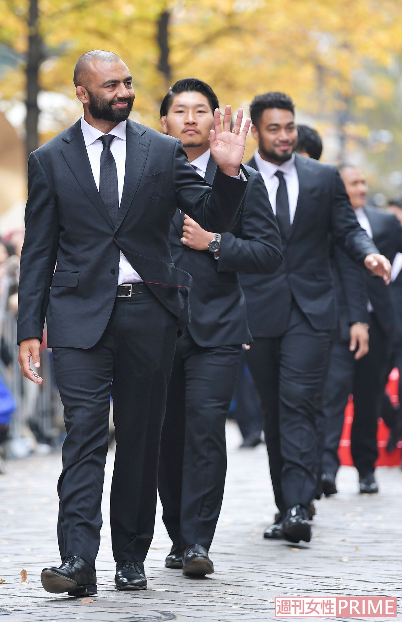 約800mの距離を選手たちが手を振り行進。先頭集団にはリーチ選手や稲垣選手の顔が　撮影／渡邉智裕　