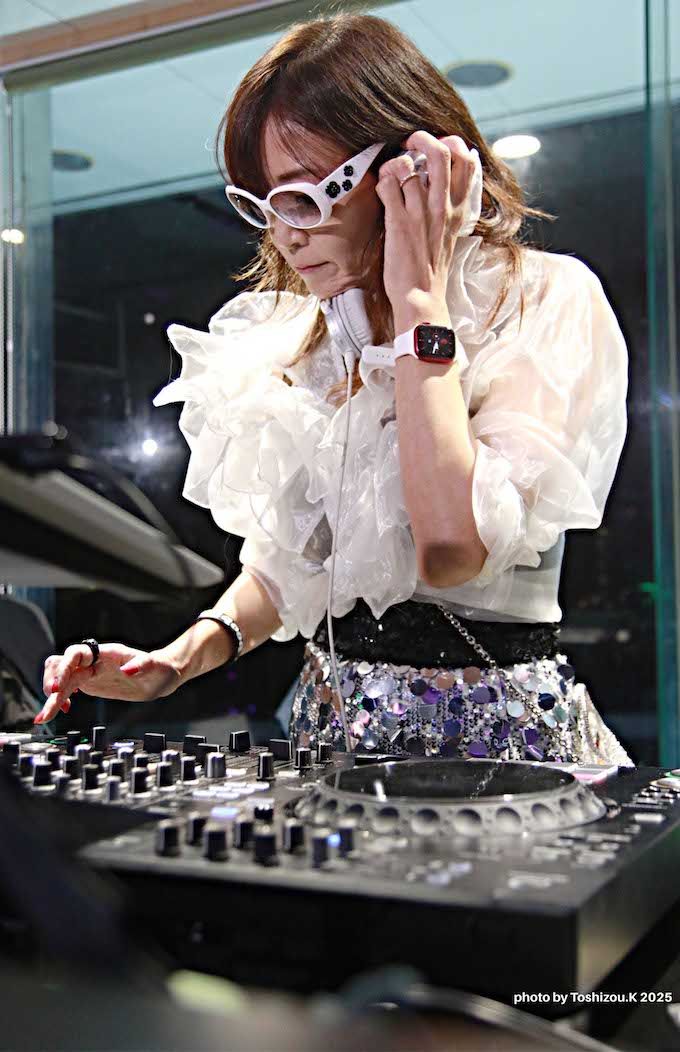 “美と健康と笑顔”をテーマに今年8月にオープンした『FOOMYS』を盛り上げる中島史恵（本人提供）