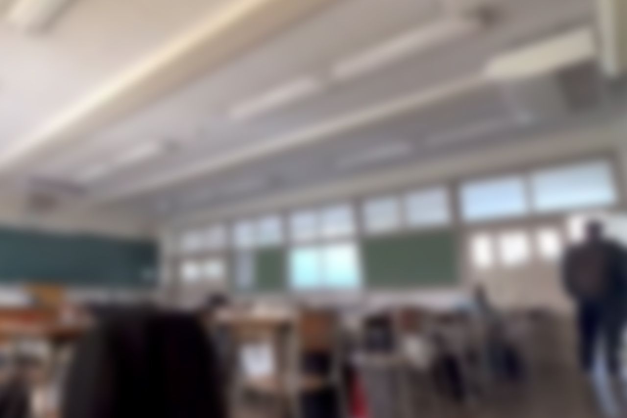 教室を出る際に周りを確認し、注意を払っている 8/8