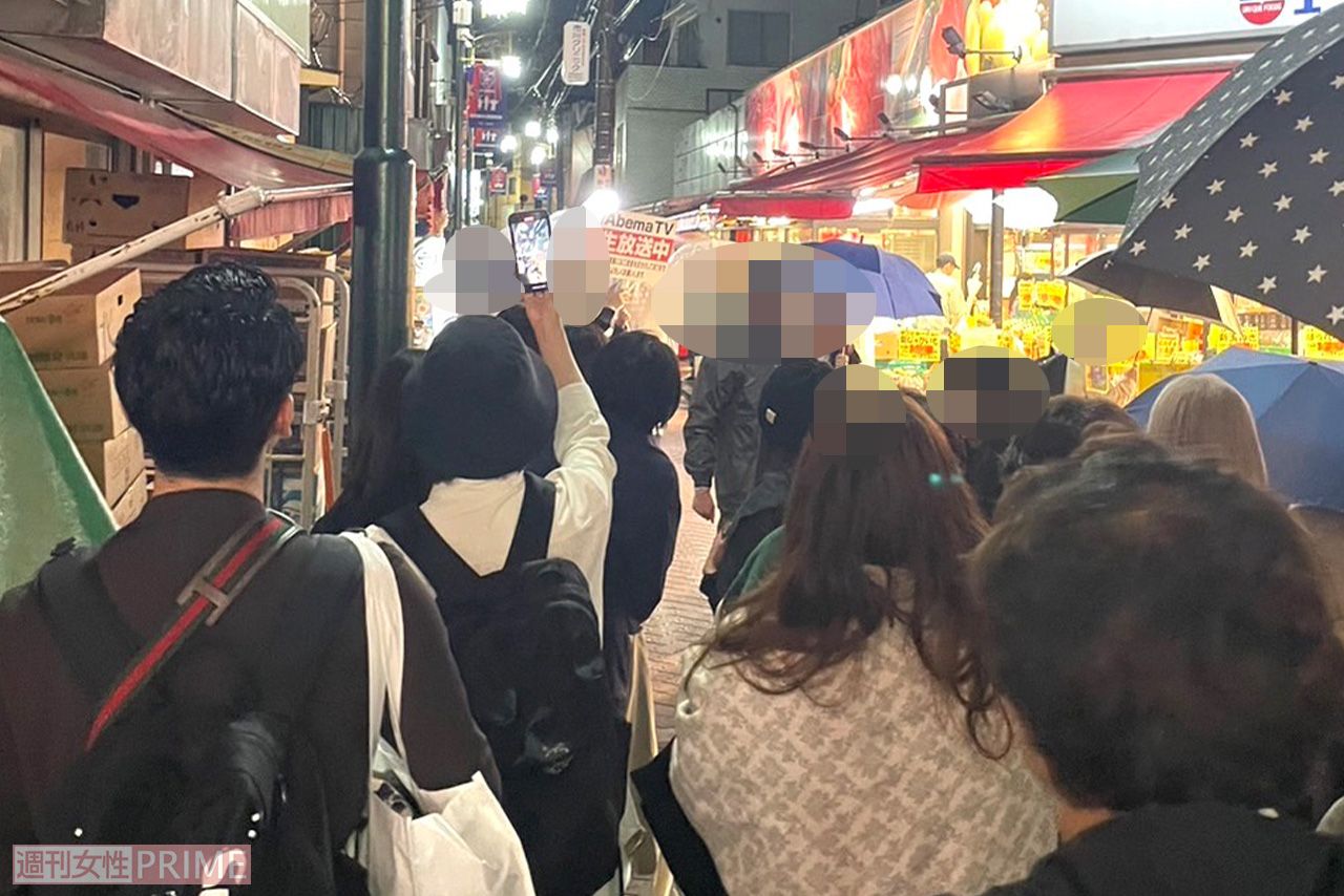 新しい地図のロケを一目見ようと殺到する人たち