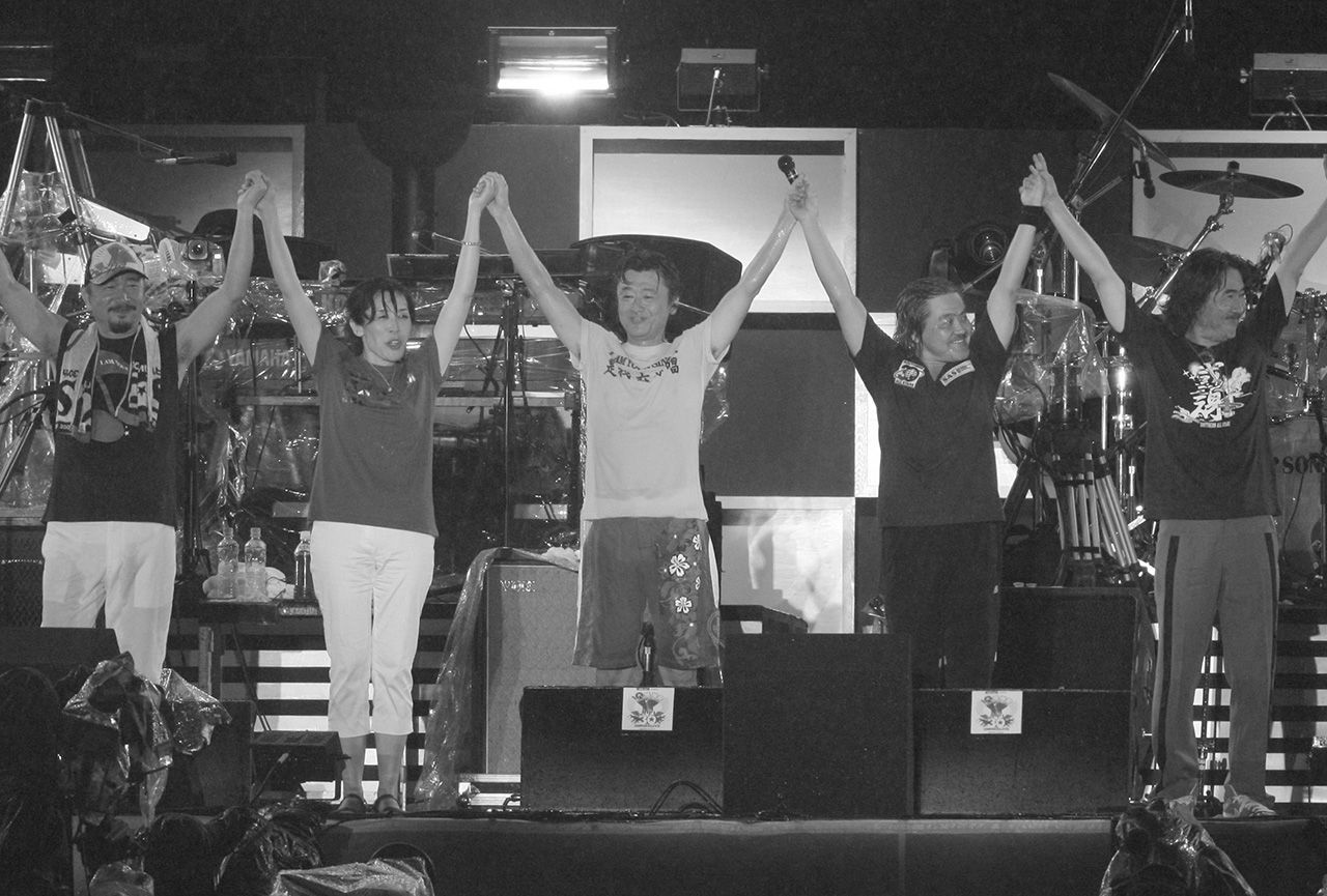 '08年8月に『日産スタジアム』で行われた30周年記念ライブでは、メンバー全員が喜びに満ちていた