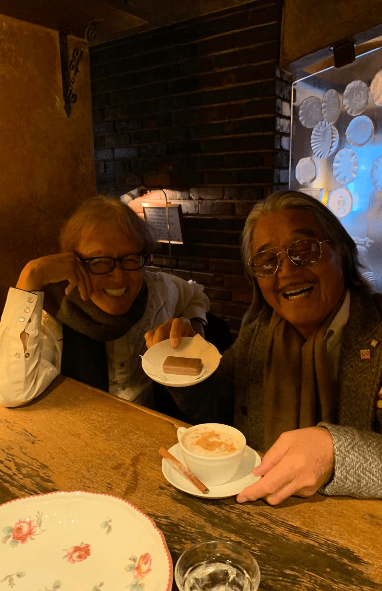 隙間時間に斉藤さんのカフェでくつろぐムッシュ。左が斉藤オーナー