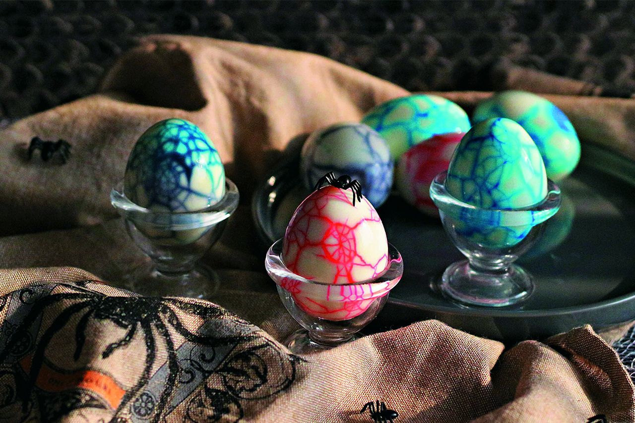 蜘蛛の巣卵  必要なのは卵と色素用ジェルの2つだけ！　見た目は“グロかわ”だけど味は普通のゆで卵なので、マヨネーズや塩をつけて召し上がれ　『可愛くって ホラーで  美味しい！　キモめし』より