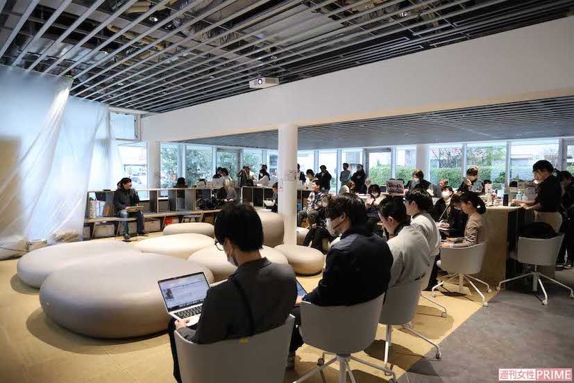 「しろひげ在宅診療所」で毎朝8時に行われる朝礼。１階のオープンスペースにスタッフ全員が集まり、患者の情報を共有する