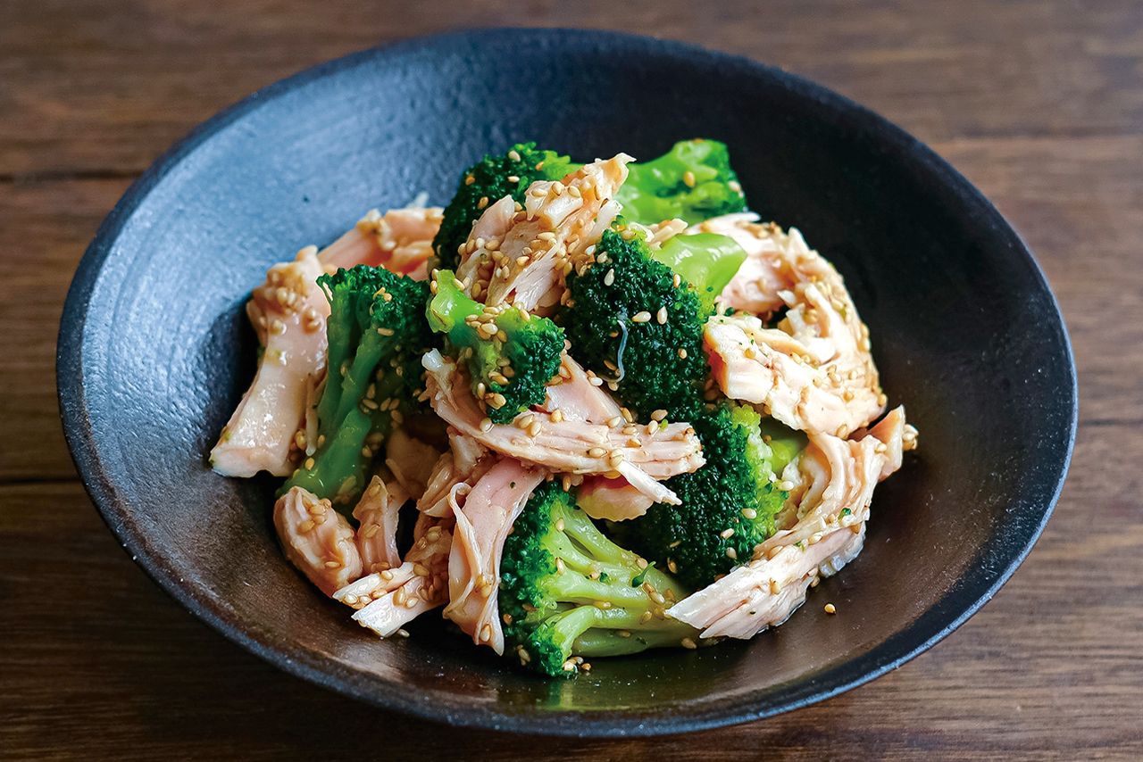 サラダチキンとブロッコリーの中華風ぽん酢だれあえ　撮影／松山絵美