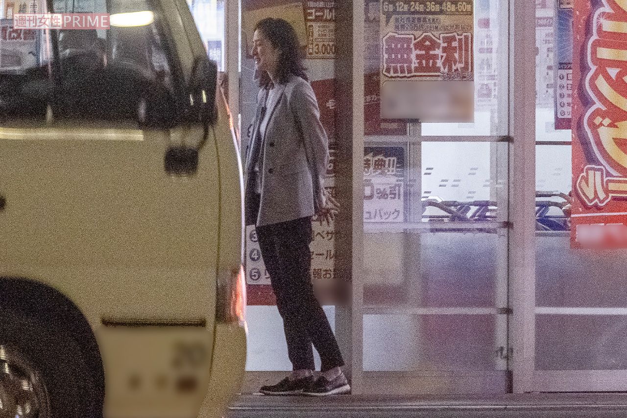 撮影は夜遅い時間まで続いていたが、共演者やスタッフに声をかけて回った“座長”の天海祐希（2022年5月）