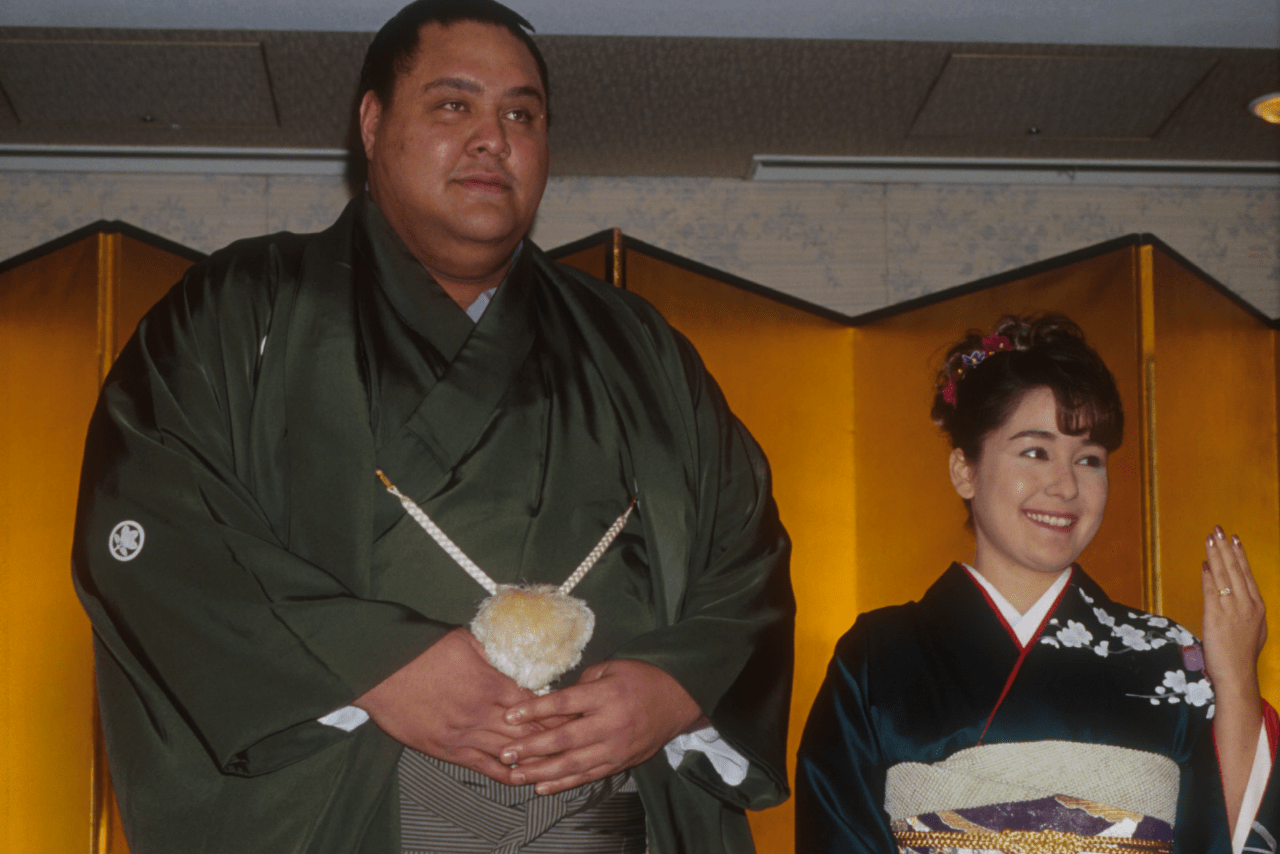 1998年、結婚会見を行った名横綱・曙太郎さんと麗子夫人