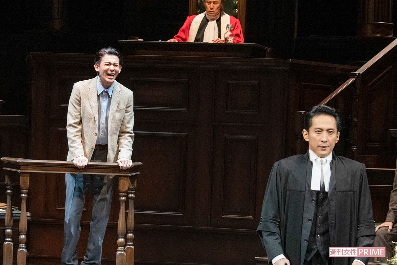 法廷で敏腕検事のマイアーズ（成河）に対して、無実を訴えるレナード（小瀧）撮影／山田智絵