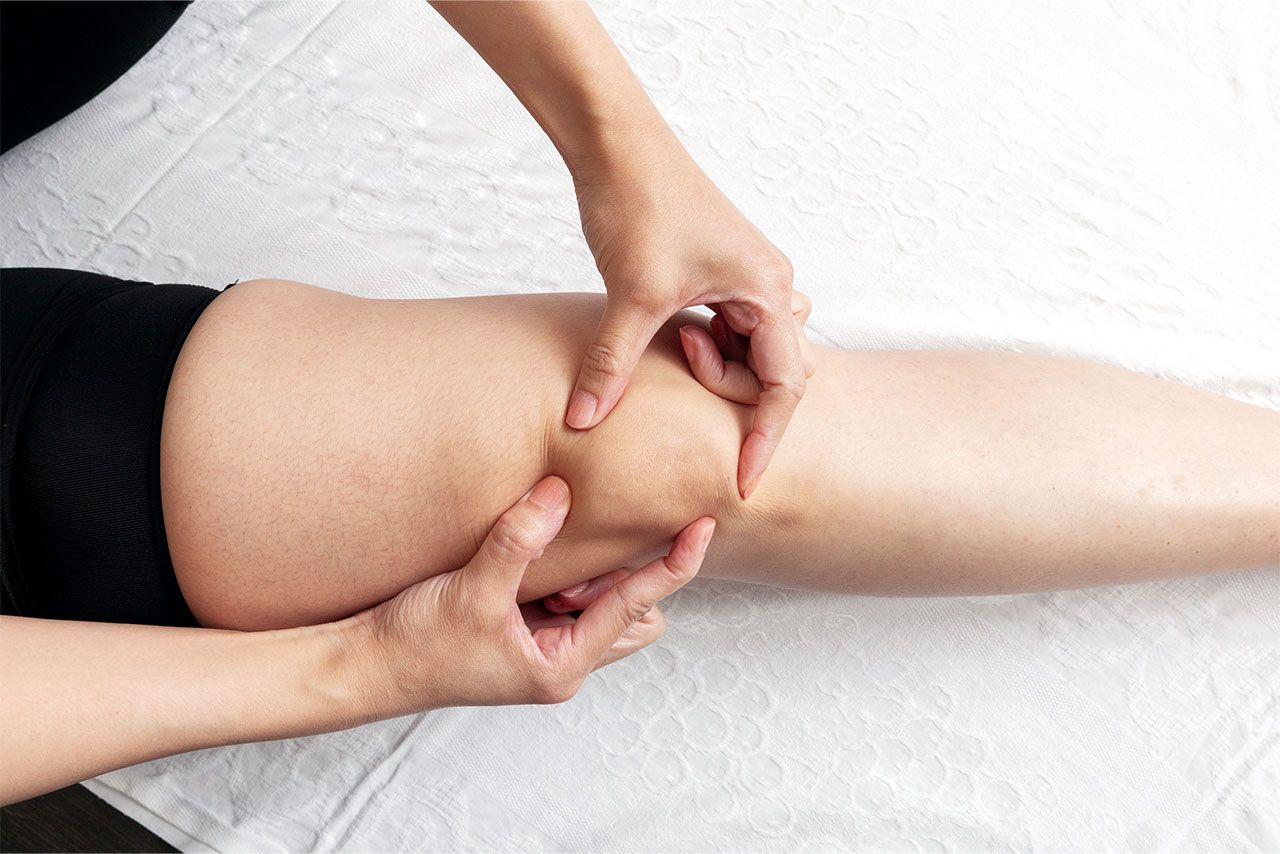 ⑦④同様に右下から左上の斜め方向に10秒間揺らす。②～⑤を反対側の足のお皿でも行う。