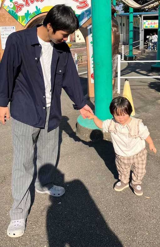 父親の塚越寛人さんと湊斗くん（画像は遺族提供）