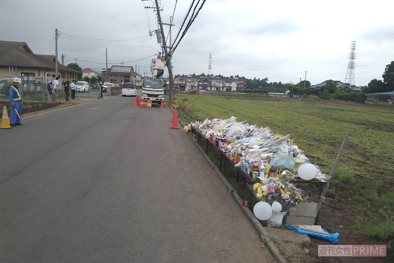 《千葉・八街　児童5人死傷事故》事後現場には献花台があり、たくさんの花が供えられてる。奥にあるのは、容疑者がトラックで突撃して、折れ曲がった電柱