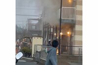 【東京・自宅放火事件】容疑者が処理に困って火をつけた“ゴミ屋敷”から大量に出てきたモノ