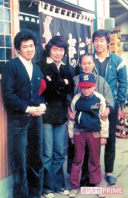 実家の「伊勢浜食堂」前にて（左から友人、26歳の生島、祖母＆三男、次男）