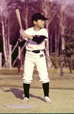 '71年2月、浩宮さま（当時）が11歳のお誕生日を迎えられた際のお写真。東宮御所内のお庭で読売ジャイアンツのユニフォーム姿で野球を。ジャイアンツの長嶋茂雄のファンだった。