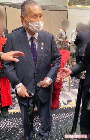 両手にばんそうこう、杖をつき、体調を心配された森喜朗氏