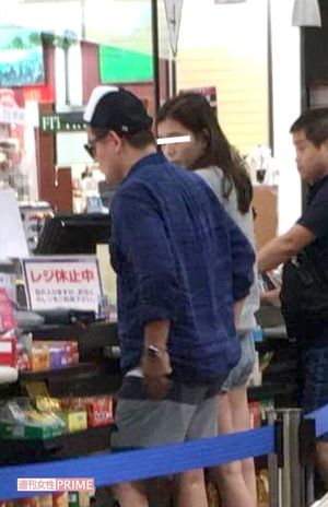 周囲の目をほとんど気にせずに商品を吟味すると美女とレジに向かった