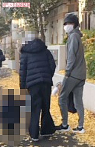 藤原は時折、人目を気にしていたが、妻と子どもに寄り添いながら楽しそうに話していた